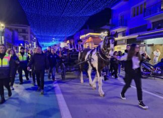 Εντυπωσιακός ο μεγάλος περίπατος του Βόλου – Με άμαξα ξεναγήθηκαν στον στολισμένο Βόλο Ζήνα – Κακοσαίος (ΦΩΤΟ)