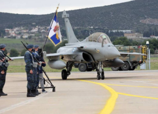 Αεροπορικές επιδείξεις στη Λάρισα για τη γιορτή της αεροπορίας