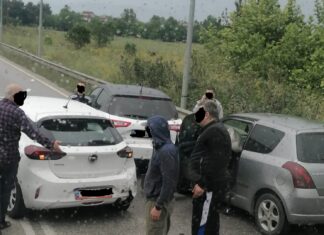 Αυτοκίνητα συγκρούστηκαν στην Λάρισα – Δύο οι τραυματίες