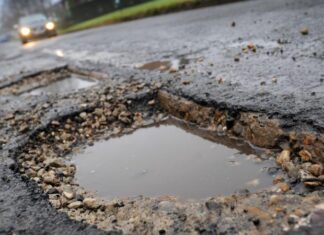 Αποζημίωση 13.400 ευρώ από το Δήμο Λαρισαίων σε μοτοσικλετιστή που έπεσε σε λακκούβα