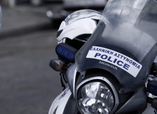 Λάρισα: Πήγαν να κλέψουν διαμέρισμα, έφτασαν οι αστυνομικοί και τους επιτέθηκαν