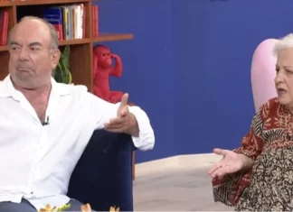 Στη ΓΑΔΑ ο σύζυγος και η κόρη της Ελένης Γερασιμίδου – Καταγγέλλουν ότι προσήχθησαν για μια παλαιστινιακή σημαία
