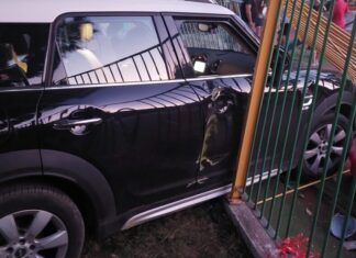 Λάρισα: Έφυγε από το δρόμο και καρφώθηκε στα κάγκελα