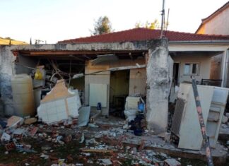 Τρίκαλα: Έκρηξη φιάλης υγραερίου τραυμάτισε 80χρονο – Εικόνα «βομβαρδισμού» στο σπίτι του και σε γειτονικό