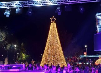 Άναψε το Χριστουγεννιάτικο δέντρο στη Νίκαια Λάρισας (ΦΩΤO)