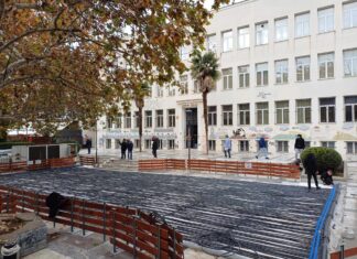 Στήνεται παγοδρόμιο στην πλατεία Ταχυδρομείου στη Λάρισα (ΦΩΤΟ)