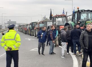 Παραμένουν στον κόμβο Πλατυκάμπου με τα τρακτερ οι αγρότες μέχρι να συναντηθούν με κλιμάκιο υπουργών