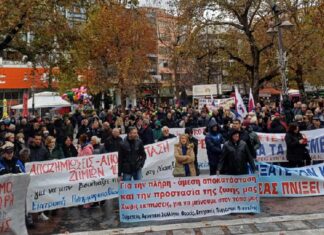 Να μείνουμε στον τόπο μας διατράνωσαν οι πλημμυροπαθείς της Θεσσαλίας σε συλλαλητήριο και με τρακτέρ στη Λάρισα (ΦΩΤΟ)