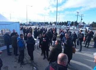 Αποφασισμένοι να μείνουν στο μπλόκο του Πλατυκάμπου οι αγρότες- συμπαράσταση από φορείς και συμβολική κατάληψη της ΠΑΘΕ – ΦΩΤΟ