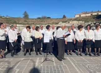 Μουσική παράσταση μπροστά από το αρχαίο θέατρο Λάρισας (ΦΩΤΟ)