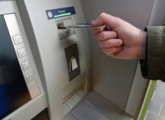 Γεροντάκος βρήκε 1.900 ευρώ στο ΑΤΜ & τα έβαλε στην τσέπη. Μακάρι να μην τα έπαιρνε ποτέ, βρήκε τεράστιο μπελά