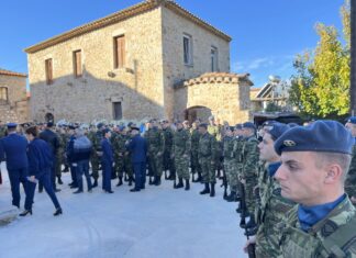 «Δάκρυσαν» οι ουρανοί στην κηδεία του ήρωα επισμηναγού Επαμεινώνδα Κωστέα: «Κατέρρευσε» η γυναίκα του μπροστά στη σορό του