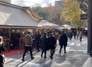 Βόλτα για ψώνια και καφέ στην αγορά οι Λαρισαίοι – ΦΩΤΟ