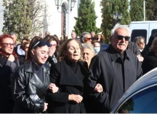 «Άγγελε μου»: Ράγισαν & οι πέτρες στην κηδεία της 43χρονης που δολοφόνησε ο 71χρονος, συντετριμμένη η μάνα της