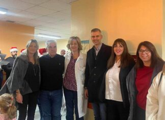 Δώρα στα παιδιά που νοσηλεύονται στην παιδιατρική κλινική του Πανεπιστημιακού νοσοκομείου Λάρισας από τον σύλλογος ατόμων με διαβήτη