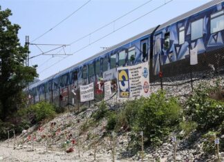 Τραγωδία στα Τέμπη: «Οι γιορτές ήταν οι χειρότερες μέρες μετά την κηδεία του παιδιού μου» – Συγκλονίζουν οι γονείς θυμάτων