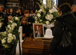Βασίλης Καρράς: Συγκίνηση στην εξόδιο ακολουθία – Μέχρι το βράδυ το λαϊκό προσκύνημα