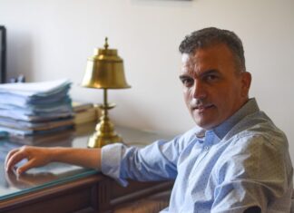«Να πορευτούμε με αισιοδοξία και πίστη»: Το μήνυμα του Θανάση Μαμάκου για τα Χριστούγεννα