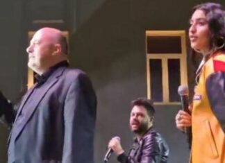 Μπέος: Τραγούδησε το «Δεν πάω πουθενά» του Καρρά σε εκδήλωση στον Βόλο (ΒΙΝΤΕΟ)