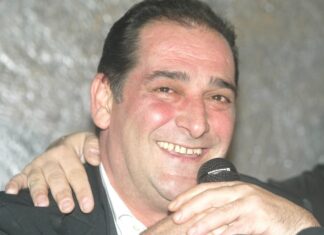 Έφτασε στον οίκο τελετών η σoρός του Βασίλη Καρρά: Υποβασταζόμενες η σύζυγος και η κόρη του