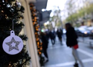 Λάρισα: Σε ρυθμούς εορταστικού ωραρίου λειτουργούν τα εμπορικά καταστήματα