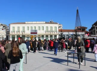 Παιδικά χαμόγελα και χριστουγεννιάτικο πνεύμα στην Κεντρική Πλατεία Τυρνάβου (φώτο – βίντεο)