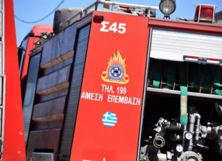 Λάρισα: Φορτηγάκι πήρε φωτιά και έφερε κυκλοφοριακή συμφόρηση