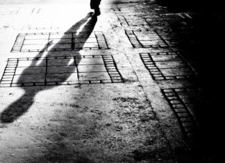 Χτύπησε φοιτήτριες με κοντάρι μπαντανόβουρτσας: «Είχα πιει ένα μπουκάλι βότκα»