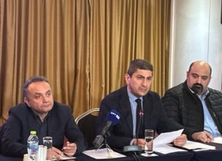 ΕΠΙΘΕΣΗ Λ. ΑΥΓΕΝΑΚΗ ΣΕ ΔΗΜΑΡΧΟΥΣ ΕΠΕΙΔΗ ΞΕΣΗΚΩΝΟΥΝ ΤΟΥΣ ΠΛΗΜΜΥΡΟΠΑΘΕΙΣ ΑΓΡΟΤΕΣ