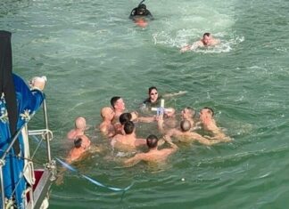 Θεοφάνια: 18χρονος δόκιμος λιμενοφύλακας από τη Λάρισα έπιασε το Σταυρό στο Βόλο (video)