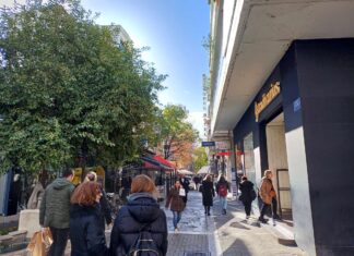 Πρεμιέρα εκπτώσεων στη Λάρισα με αυξημένη κίνηση στην αγορά – ΦΩΤΟ