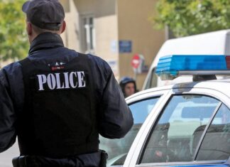 Λάρισα: Τους αγκάλιαζε και έκλεβε τα χρυσαφικά τους