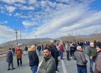 Έβαλαν τη γίδα να βράζει στο καζάνι και… απέκλεισαν την εθνικό οδό Λάρισας – Τρικάλων (ΦΩΤΟ)