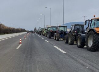 Βόλος: Στην ΠΑΘΕ ανέβηκαν με τα τρακτέρ οι αγρότες του Αλμυρού – Aπειλεί με δικογραφίες η Αστυνομία