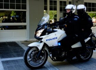 Επίθεση κατά προϊσταμένου υπηρεσίας με βαρύ αντικείμενο