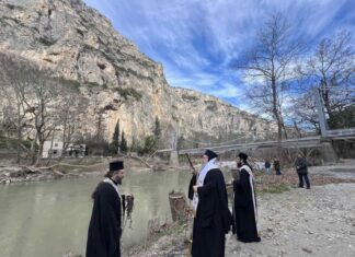 Με συγκίνηση στο κατεστραμμένο Ιερό Προσκύνημα Αγίας Παρασκευής Τεμπών ο Ιερώνυμος Λαρίσης έριξε τον Σταυρού στον Πηνειό- ΦΩΤΟ/ΒΙΝΤΕΟ