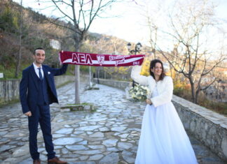 Νιόπαντρο ζευγάρι φωτογραφήθηκε με το κασκόλ της ΑΕΛάρας (ΦΩΤΟ)