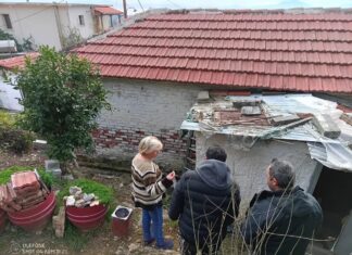 Συγκλονίζει ηλικιωμένη που ζει μόνη σε παράπηγμα γεμάτο νερά