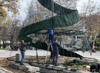 Τέλειωσαν οι γιορτές! Ξεστόλισμα του κέντρου της πόλης (ΦΩΤΟ)