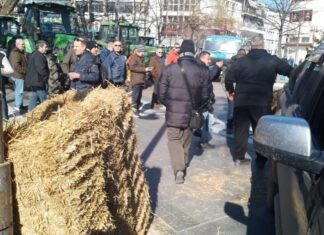Λάρισα: Οργή αγροτών και κτηνοτρόφων – Γέμισε τρακτέρ το κέντρο της πόλης – “Δώστε λύση τώρα!” ΦΩΤΟ