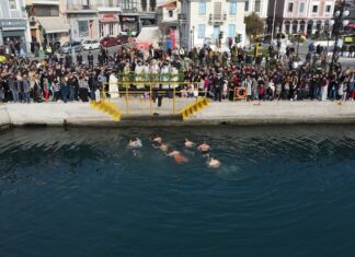 Ιερέας έκανε… πάσα σε κολυμβητή τον Σταυρό και τον κατηγορούν για «στημένο» αγιασμό των Υδάτων