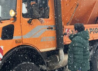 Στον χιονισμένο Κίσσαβο η Μαρία Γαλλιού / Πλάι στους χειριστές των μηχανημάτων απογχιονισμού