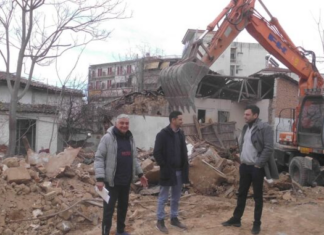 ΓΚΡΕΜΙΣΤΗΚΑΝ ΚΤΙΡΙΑ ΣΤΟ ΚΕΝΤΡΟ ΤΟΥ ΤΥΡΝΑΒΟΥ