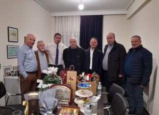 Πολλά και ενδιαφέροντα στο γραφείο του Σάκη