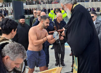 Ο αγιασμός των υδάτων στο λιμάνι του Αγιακάμπου (φωτο)