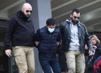 Γυναικοκτονία Θεσσαλονίκη: Ο 39χρονος παρακολούθησε ψυχρός κι ανέκφραστος την κηδεία της συντρόφου του από το κελί του