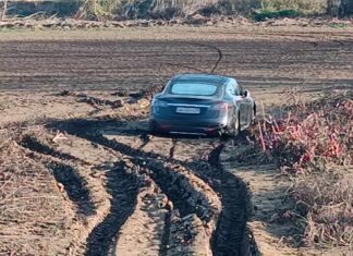 TESLA… έφυγε μέσα στα χωράφια τα ξημερώματα (φώτο)