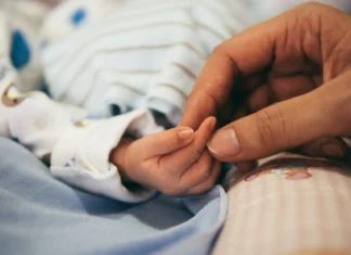 Χήρος πατέρας απαγόρευσε στην πεθερά του να θηλάζει το μωρό του