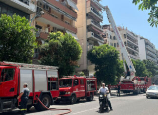 Στο πόδι η Πυροσβεστική για φωτιά σε διαμέρισμα με παιδιά μέσα