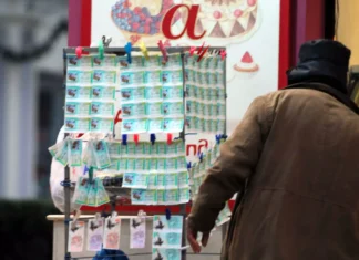 Βόλος: Φίμωσαν, μαχαίρωσαν και λήστεψαν λαχειοπώλη – Τον έσυραν μέσα στο σπίτι του